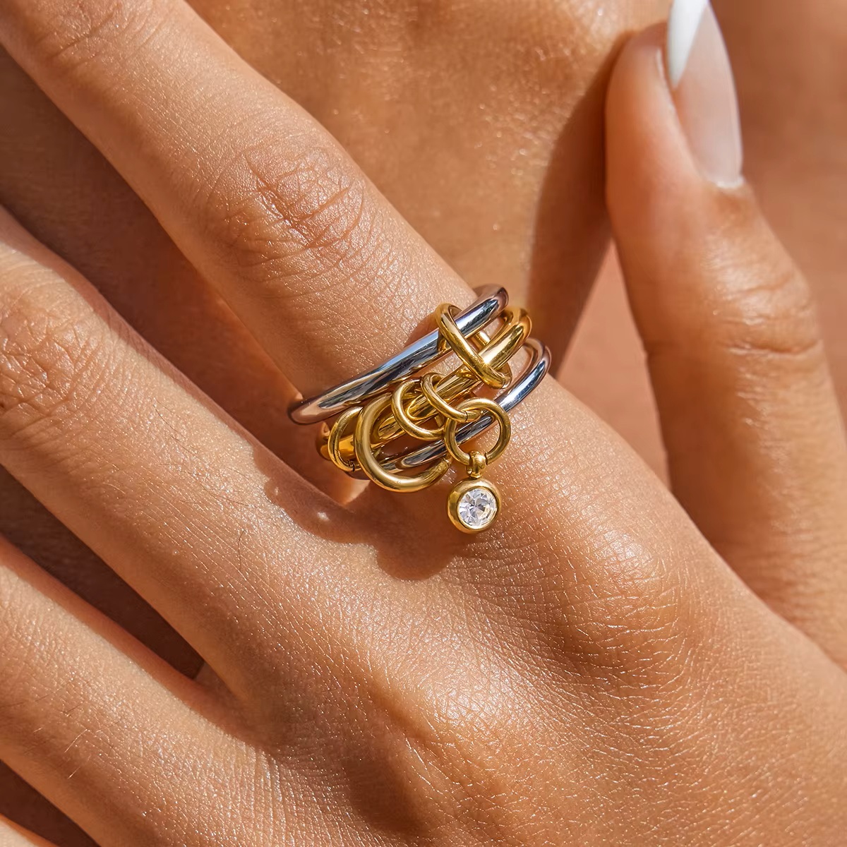 Detail prstenu ELENYS Aria Duo – kombinace oceli a zlata